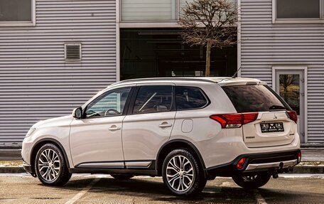 Mitsubishi Outlander III рестайлинг 3, 2016 год, 1 695 000 рублей, 4 фотография