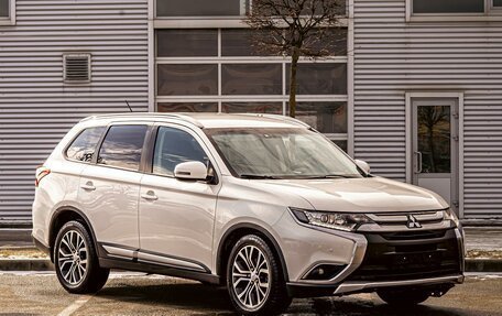 Mitsubishi Outlander III рестайлинг 3, 2016 год, 1 695 000 рублей, 3 фотография