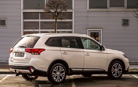 Mitsubishi Outlander III рестайлинг 3, 2016 год, 1 695 000 рублей, 6 фотография