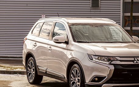 Mitsubishi Outlander III рестайлинг 3, 2016 год, 1 695 000 рублей, 7 фотография