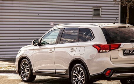 Mitsubishi Outlander III рестайлинг 3, 2016 год, 1 695 000 рублей, 9 фотография