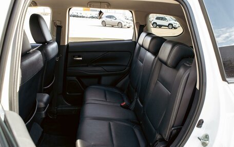 Mitsubishi Outlander III рестайлинг 3, 2016 год, 1 695 000 рублей, 16 фотография