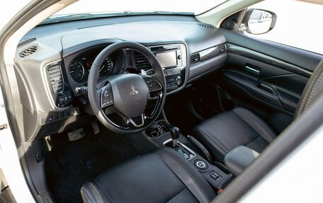 Mitsubishi Outlander III рестайлинг 3, 2016 год, 1 695 000 рублей, 13 фотография