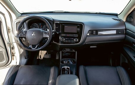 Mitsubishi Outlander III рестайлинг 3, 2016 год, 1 695 000 рублей, 15 фотография