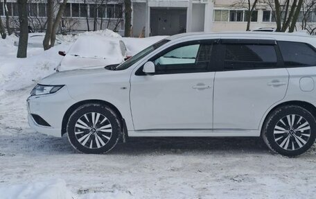 Mitsubishi Outlander III рестайлинг 3, 2022 год, 2 620 000 рублей, 3 фотография