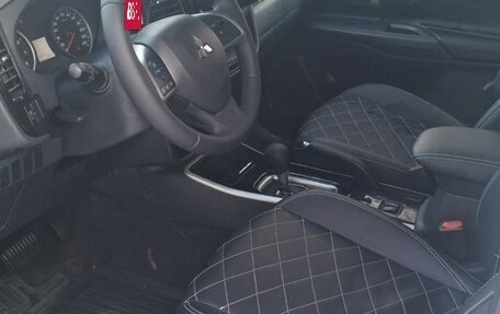 Mitsubishi Outlander III рестайлинг 3, 2022 год, 2 620 000 рублей, 4 фотография