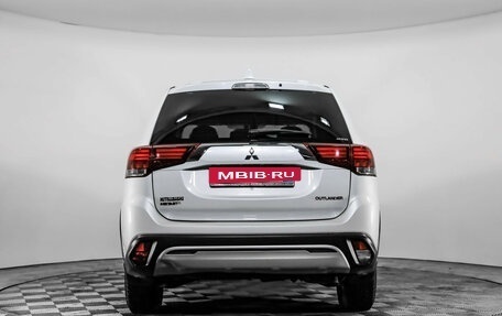 Mitsubishi Outlander III рестайлинг 3, 2018 год, 1 519 000 рублей, 6 фотография