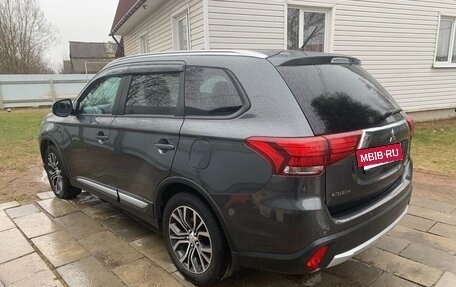 Mitsubishi Outlander III рестайлинг 3, 2015 год, 1 590 000 рублей, 5 фотография