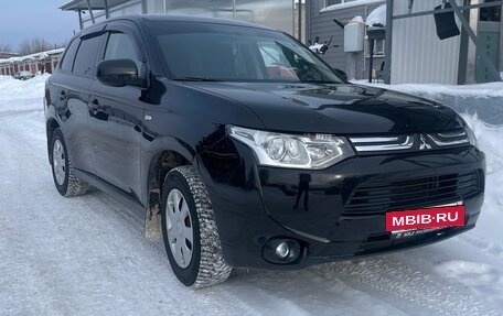 Mitsubishi Outlander III рестайлинг 3, 2013 год, 1 400 000 рублей, 2 фотография