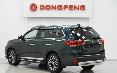 Mitsubishi Outlander III рестайлинг 3, 2017 год, 1 699 000 рублей, 4 фотография