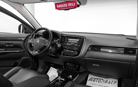 Mitsubishi Outlander III рестайлинг 3, 2017 год, 1 699 000 рублей, 5 фотография