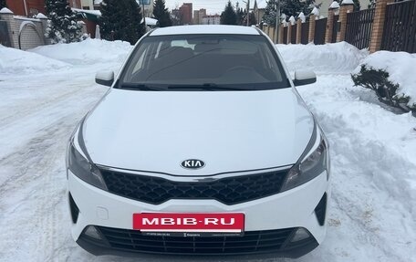 KIA Rio IV, 2021 год, 1 590 000 рублей, 2 фотография