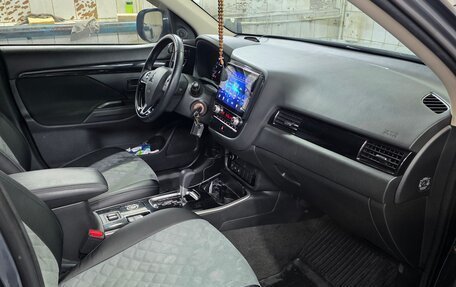 Mitsubishi Outlander III рестайлинг 3, 2021 год, 2 350 000 рублей, 10 фотография