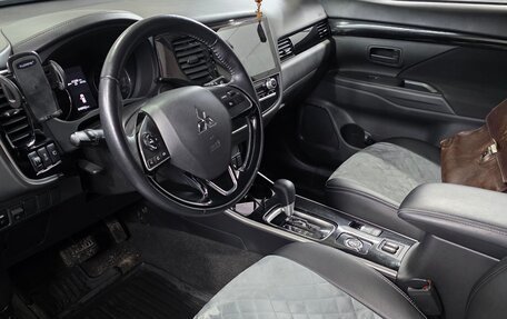 Mitsubishi Outlander III рестайлинг 3, 2021 год, 2 350 000 рублей, 8 фотография