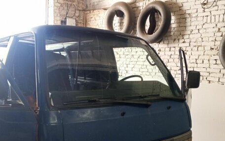 Nissan Urvan III, 1990 год, 350 000 рублей, 1 фотография