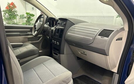 Dodge Caravan V, 2010 год, 900 000 рублей, 13 фотография