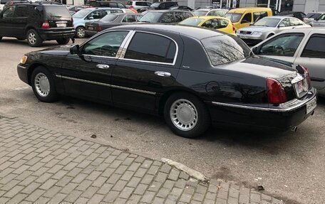 Lincoln Town Car III рестайлинг, 2000 год, 1 100 000 рублей, 2 фотография