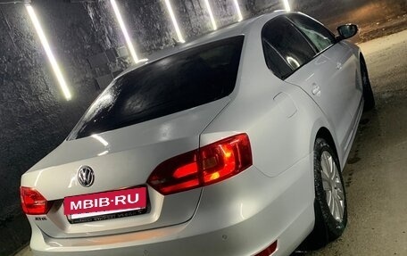 Volkswagen Jetta VI, 2011 год, 850 000 рублей, 2 фотография