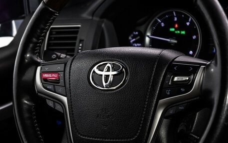 Toyota Land Cruiser 200, 2018 год, 6 199 000 рублей, 12 фотография