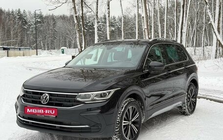 Volkswagen Tiguan II, 2021 год, 2 990 000 рублей, 2 фотография