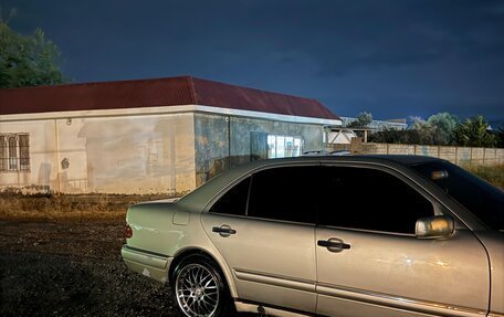 Mercedes-Benz E-Класс, 1999 год, 445 000 рублей, 1 фотография