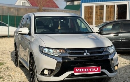 Mitsubishi Outlander III рестайлинг 3, 2015 год, 2 099 000 рублей, 1 фотография