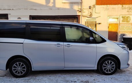 Toyota Noah III, 2016 год, 1 900 000 рублей, 5 фотография