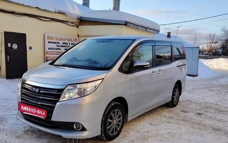 Toyota Noah III, 2016 год, 1 900 000 рублей, 3 фотография