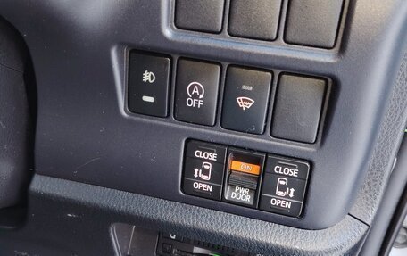 Toyota Noah III, 2016 год, 1 900 000 рублей, 14 фотография