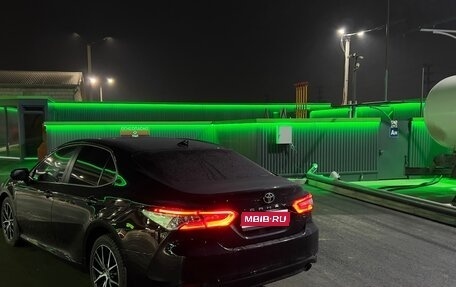 Toyota Camry, 2021 год, 2 300 000 рублей, 1 фотография