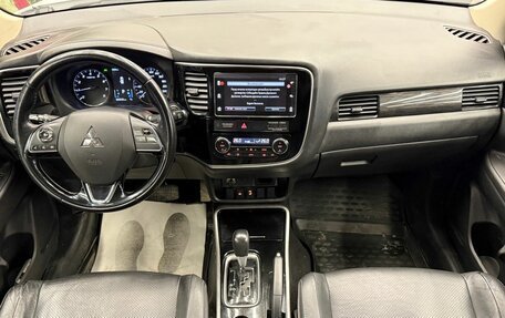 Mitsubishi Outlander III рестайлинг 3, 2018 год, 2 100 000 рублей, 9 фотография