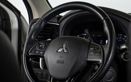 Mitsubishi Outlander III рестайлинг 3, 2018 год, 1 799 000 рублей, 13 фотография