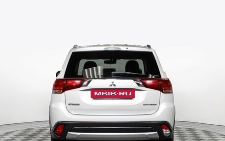 Mitsubishi Outlander III рестайлинг 3, 2018 год, 1 799 000 рублей, 6 фотография