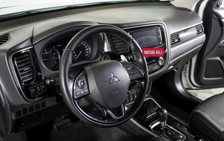 Mitsubishi Outlander III рестайлинг 3, 2018 год, 1 799 000 рублей, 19 фотография