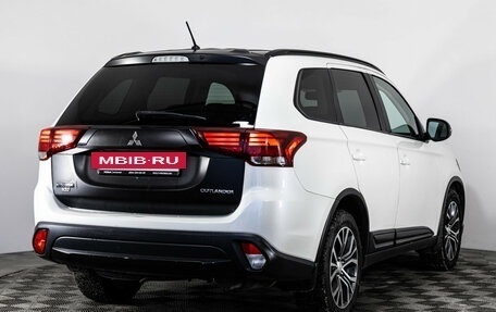 Mitsubishi Outlander III рестайлинг 3, 2016 год, 1 799 000 рублей, 5 фотография