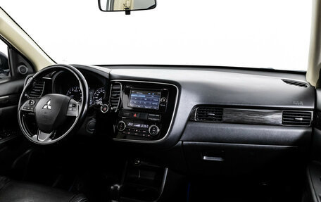 Mitsubishi Outlander III рестайлинг 3, 2016 год, 1 799 000 рублей, 9 фотография