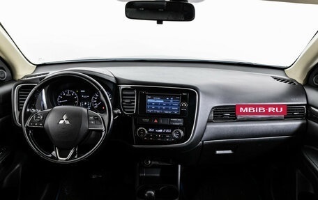 Mitsubishi Outlander III рестайлинг 3, 2016 год, 1 799 000 рублей, 10 фотография