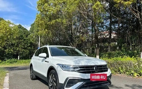 Volkswagen Tiguan II, 2023 год, 2 590 000 рублей, 3 фотография