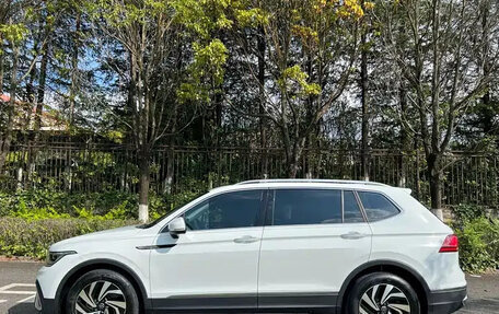 Volkswagen Tiguan II, 2023 год, 2 590 000 рублей, 8 фотография