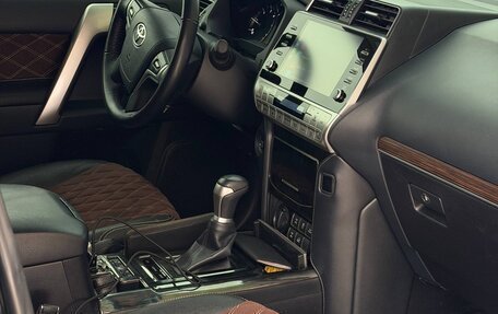 Toyota Land Cruiser Prado 150 рестайлинг 2, 2021 год, 6 700 000 рублей, 6 фотография