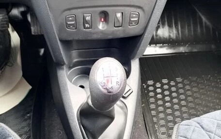 Renault Logan II, 2017 год, 820 000 рублей, 8 фотография