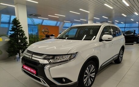 Mitsubishi Outlander III рестайлинг 3, 2019 год, 1 980 000 рублей, 1 фотография