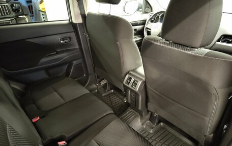 Mitsubishi Outlander III рестайлинг 3, 2019 год, 1 980 000 рублей, 8 фотография