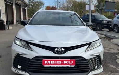 Toyota Camry, 2021 год, 2 600 000 рублей, 2 фотография