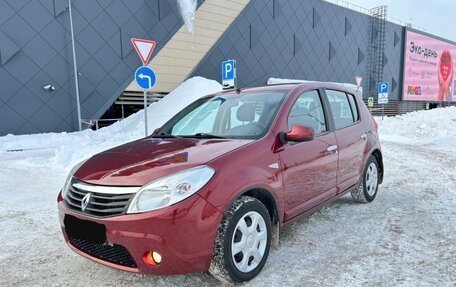 Renault Sandero I, 2013 год, 699 000 рублей, 2 фотография