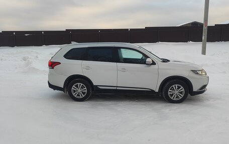 Mitsubishi Outlander III рестайлинг 3, 2017 год, 2 000 000 рублей, 3 фотография