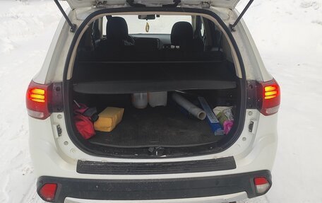 Mitsubishi Outlander III рестайлинг 3, 2017 год, 2 000 000 рублей, 7 фотография