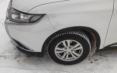 Mitsubishi Outlander III рестайлинг 3, 2017 год, 2 000 000 рублей, 10 фотография