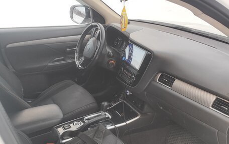 Mitsubishi Outlander III рестайлинг 3, 2017 год, 2 000 000 рублей, 11 фотография