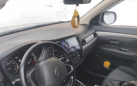 Mitsubishi Outlander III рестайлинг 3, 2017 год, 2 000 000 рублей, 12 фотография